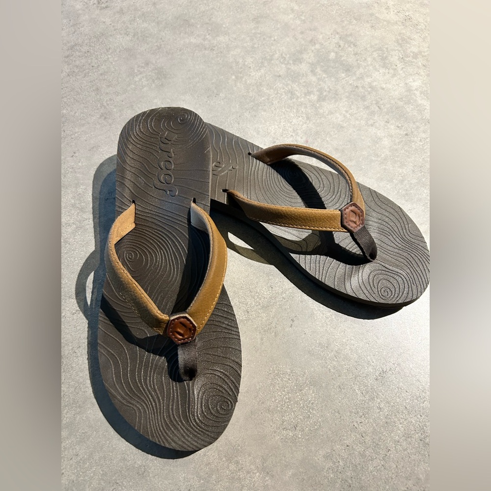 REEF Brown/Tan flip flop